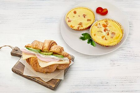 Завтрак с омлетом и круассаном