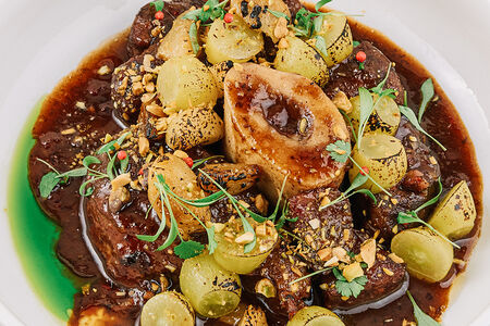 Оссобуко с жареным винoградом, чесноком и соусом порто