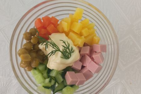 Салат Оливье с колбасой и со свежим огурцом