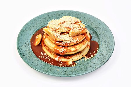 Панкейки с бананом, карамелью и арахисом