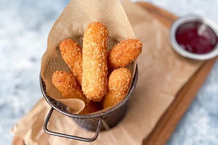 Сырные палочки с малиновым соусом