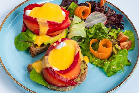 Тартин с гуакамоле и рояль лосось