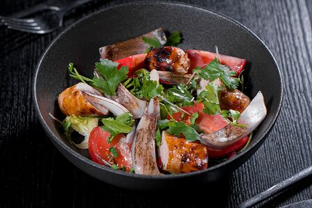 Салат с колбасками, красным луком и томатами