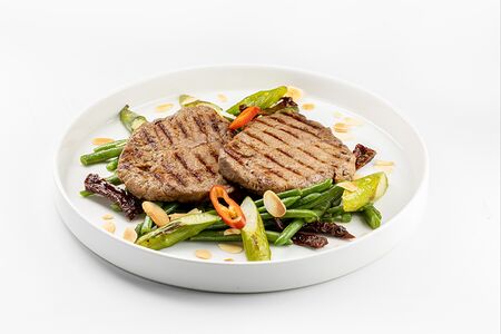 Медальоны из мраморной говядины со спаржей и стручковой фасолью