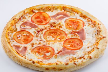 Пицца с ветчиной и томатами