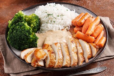 Филе из куриной грудки гриль по-деревенски с рисом Басмати и овощами