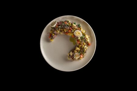 Оливье с каперсами и креветкой