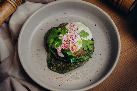 Оладьи из цукини и шпината с йогуртом