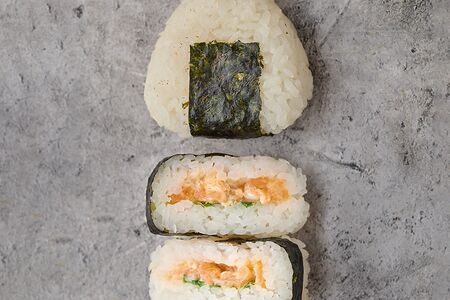 Онигири с лососем