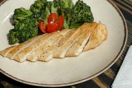 Куриная грудка с брокколи