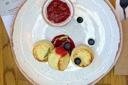 Сырники с ягодами и джемом