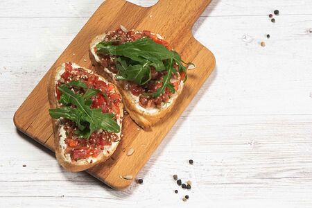 Брускетта с семгой и томатной сальсой