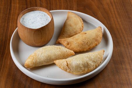 Мини-чебуреки с морепродуктами и соусом