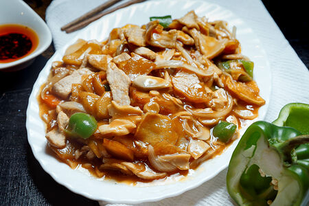 Картофель, тушенный с мясом и шампиньонами