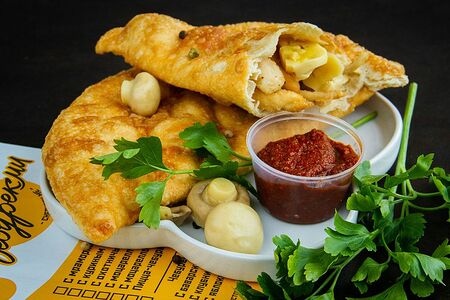 Чебурек с курицей и грибами
