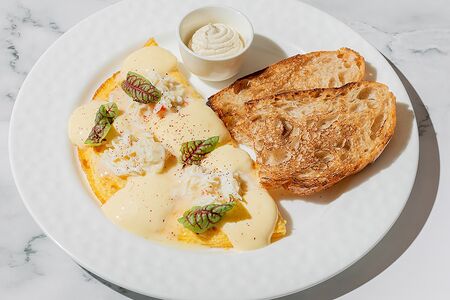 Омлет с камчатским крабом и соусом голландез