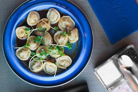 Пельмени с уткой, белыми грибами и трюфелем