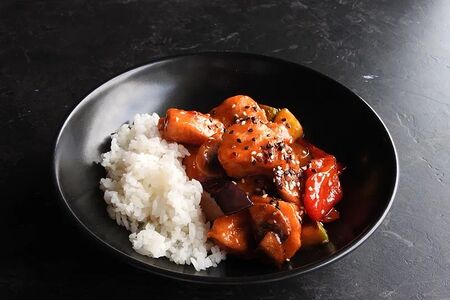 Курица с рисом и овощами в кисло-сладком соусе