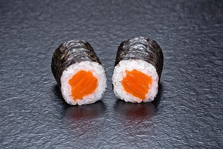 Маки с лососем