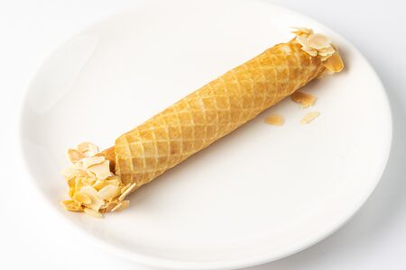 Вафельная трубочка с кремом из вареной сгущенки