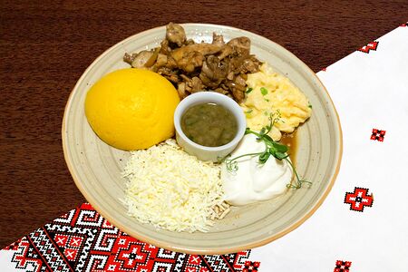 Токана из курицы с мамалыгой