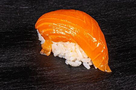 Суши с лососем