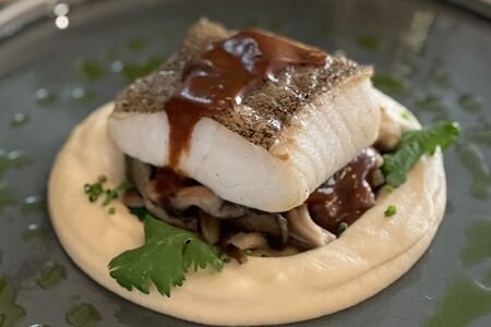 Палтус с вешенками, шпинатом и пюре из сельдерея