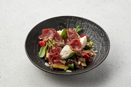 Салат с уткой холодного копчения и рикоттой
