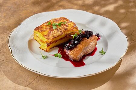 Филе утиной грудки с ягодным кули и картофельным гратенс