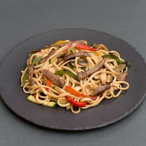 Жареная лапша удон с говядиной и овощами