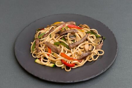 Жареная лапша удон с говядиной и овощами