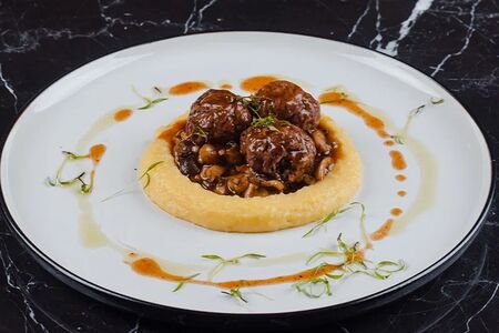 Котлеты из бедра цыпленка с грибами в перечном соусе