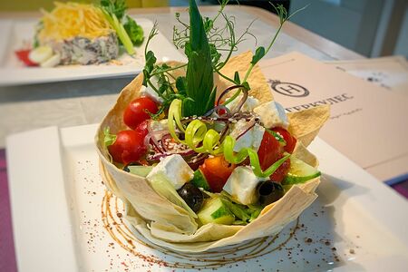 Салат Греческий в корзине из лаваша