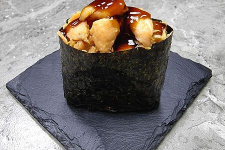 Гункан с лососем в терияки