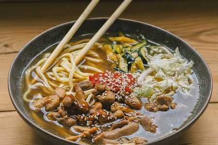 Рамен с курицей в кисло-сладком соусе