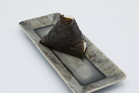 Онигири с лососем