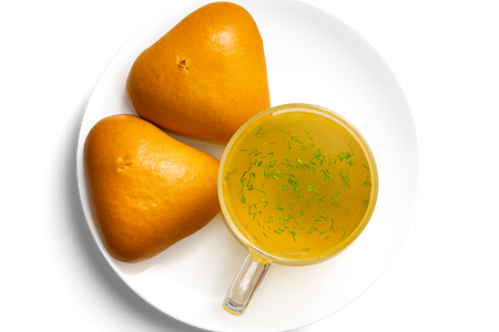 Бульон в стакане и пирожки с картофелем и грибами