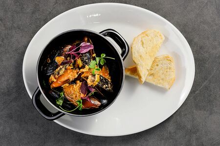 Голубые мидии в соусе блю чиз