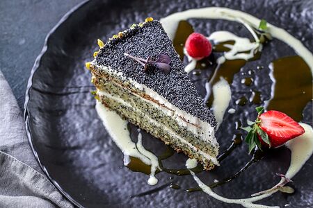 Маковый с ванильным соусом