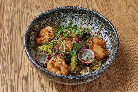 Салат с тигровыми креветками темпура