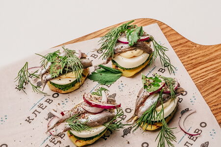 Клевые бутеры на печеном картофеле с черноморской килькой