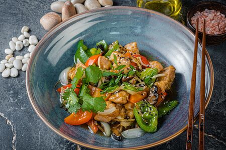 Курица с кешью в устричном соусе