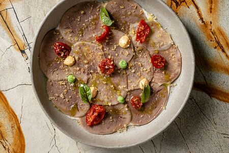 Телячий язык со сливочным кремом из шпрот