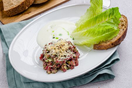 Тартар из телятины с муссом из пармезана