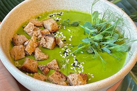 Крем-суп из зеленого горошка со шпинатом