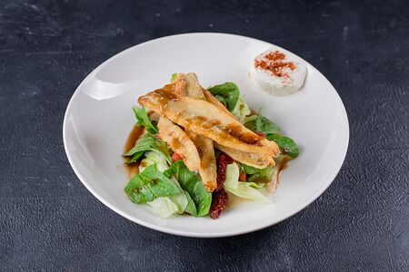 Салат с печеными кабачками, свежим шпинатом и жареной корюшкой