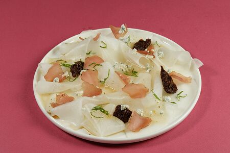 Карпачо из свежей дыни с пармской ветчиной, сыром дорблю, вялеными томатами, и соусом понзу