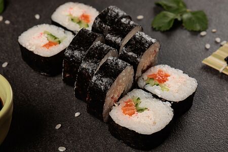 Ролл с крабом и лососем