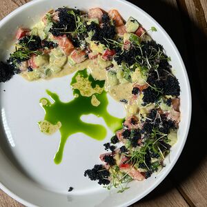 Лосось с авокадо, свежими овощами и икрой летучей рыбы