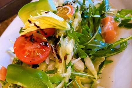 Салат с лососем шеф-посола